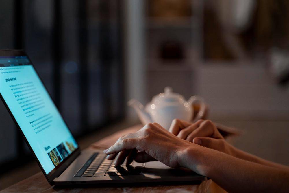 ilustrasi menggunakan laptop (freepik.com/freepik) 