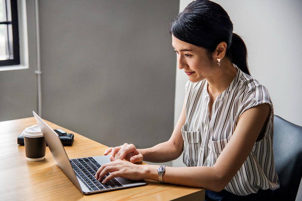 ilustrasi perempuan menggunakan laptop 