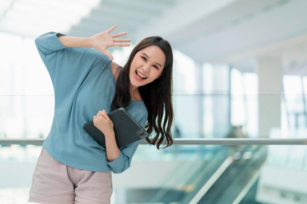 ilustrasi perempuan bahagia 