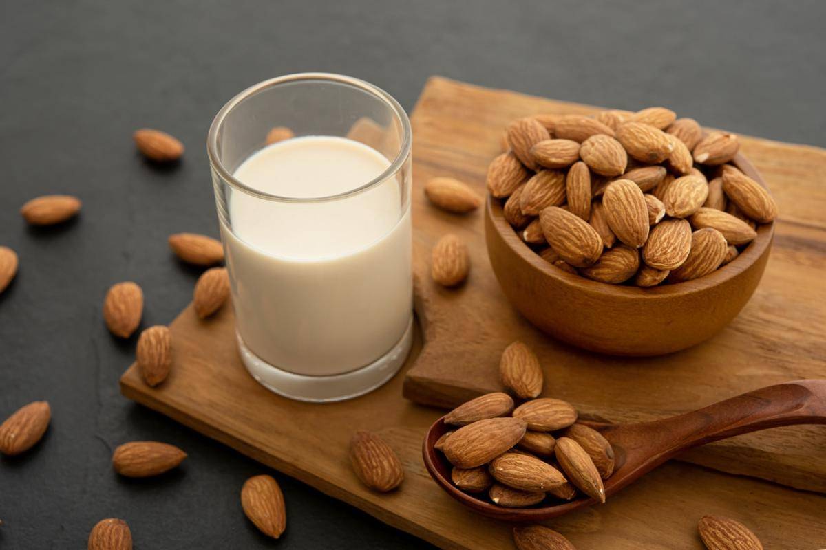ilustrasi susu almond homemade 