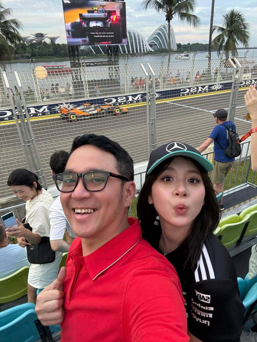 Zee nonton F1 Singapura (instagram.com/zeeasadel)