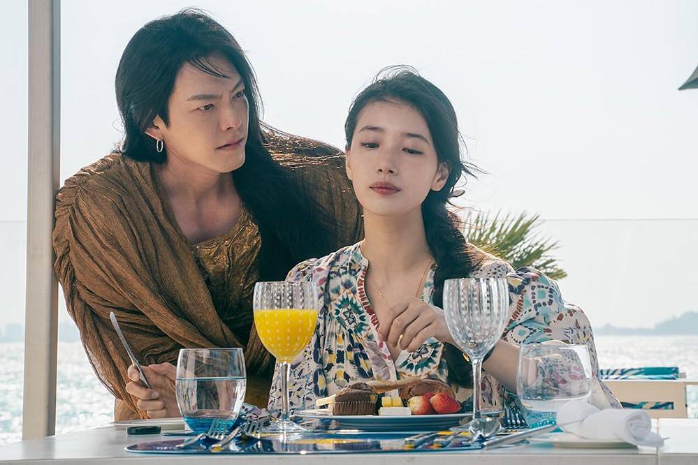 Genie (Kim Woo Bin) dan Ki Ka Young (Bae Suzy) dalam drakor Genie, Make a Wish (dok. Netflix/Genie, Make a Wish)