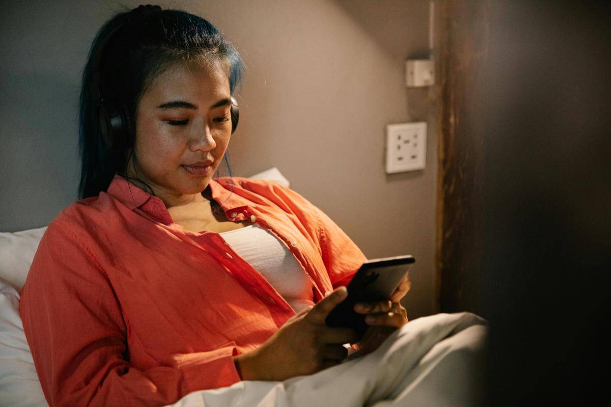 ilustrasi mendengarkan musik lo-fi (pexels.com/George Pak)