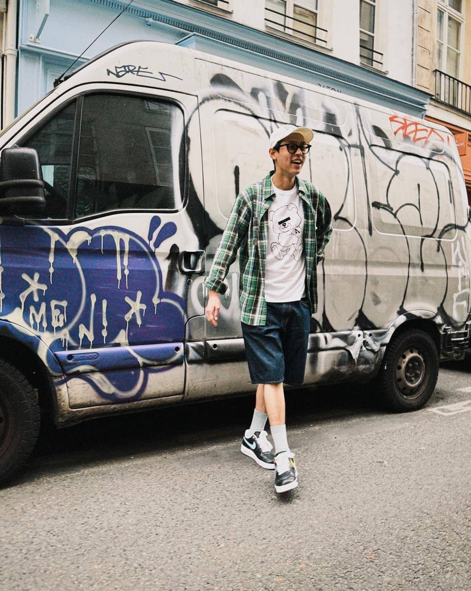 Outfit pakai kacamata ala Billkin Putthipong