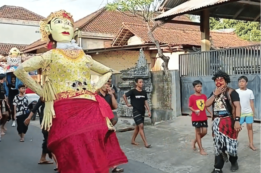 Bentuk Dawang-Dawang perempuan saat tradisi Madeeng di Buleleng. (YouTube.com/SATRIA BALI)