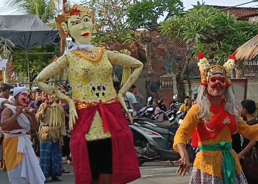 Dawang-Dawang yang sedang menari di barisan terdepan saat tradisi Madeeng di Buleleng. (YouTube.com/SATRIA BALI)