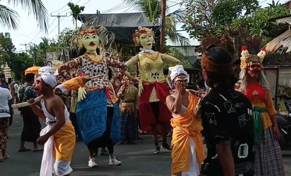 Dawang-Dawang yang sedang menari di barisan terdepan saat tradisi Madeeng di Buleleng. (YouTube.com/SATRIA BALI)