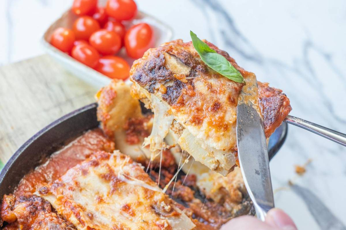 ilustrasi ayam paprika panggang mozarella 