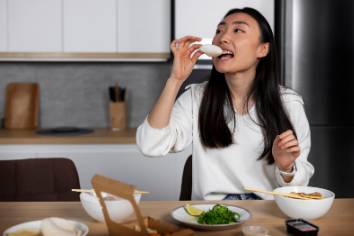 Wanita mengonsumsi makanan protein. (freepik.com/freepik)