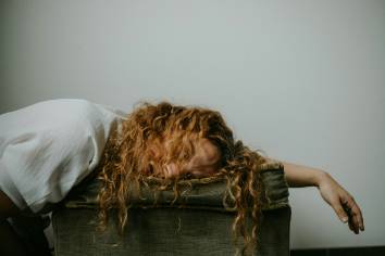 ilustrasi mood berantakan (unsplash.com/Sinitta Leunen)