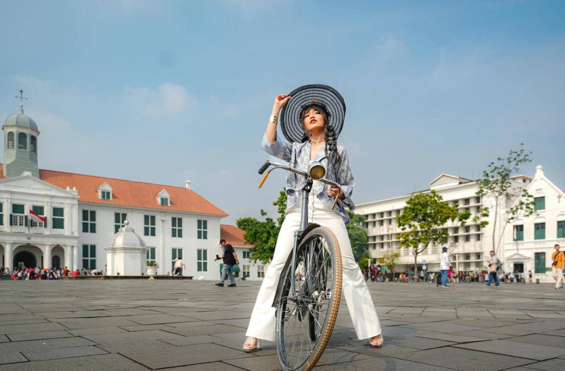 ilustrasi cewek bersepeda di Kota Tua Jakarta 