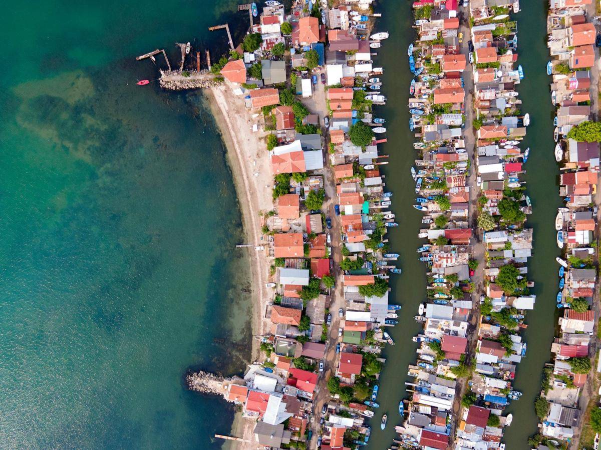 ilustrasi rumah di pesisir pantai (pexels.com/Denitsa Kireva)