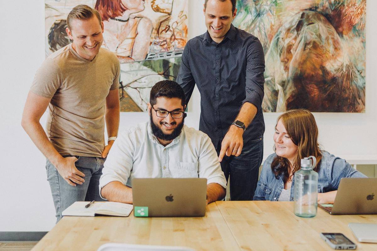ilustrasi editor buku sedang berdiskusi dengan tim lain (unsplash.com/Jud Mackrill)