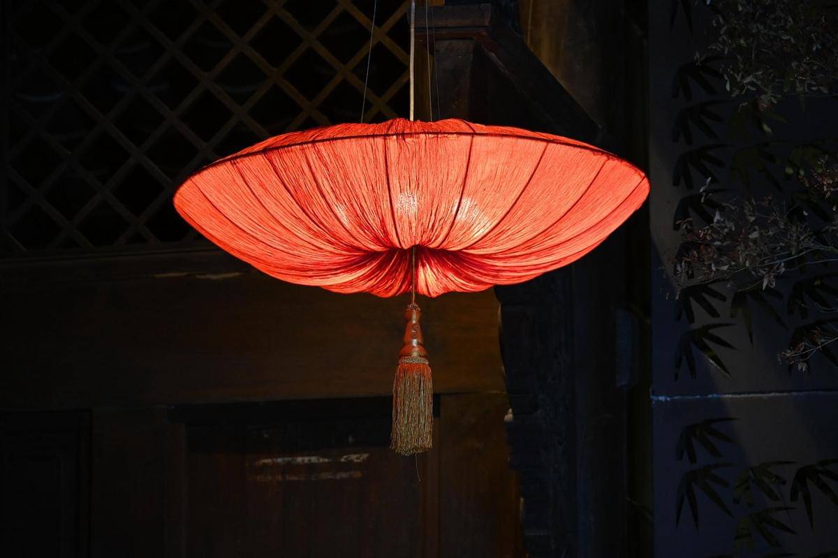 Ilustrasi lampu gantung berwarna oranye 