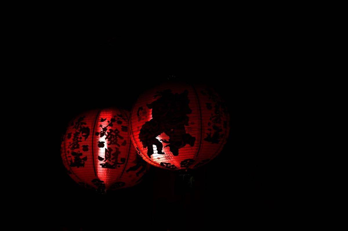 Ilustrasi lampu berwarna merah