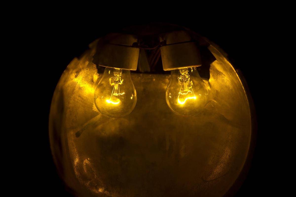 Ilustrasi lampu yang berwarna kuning 