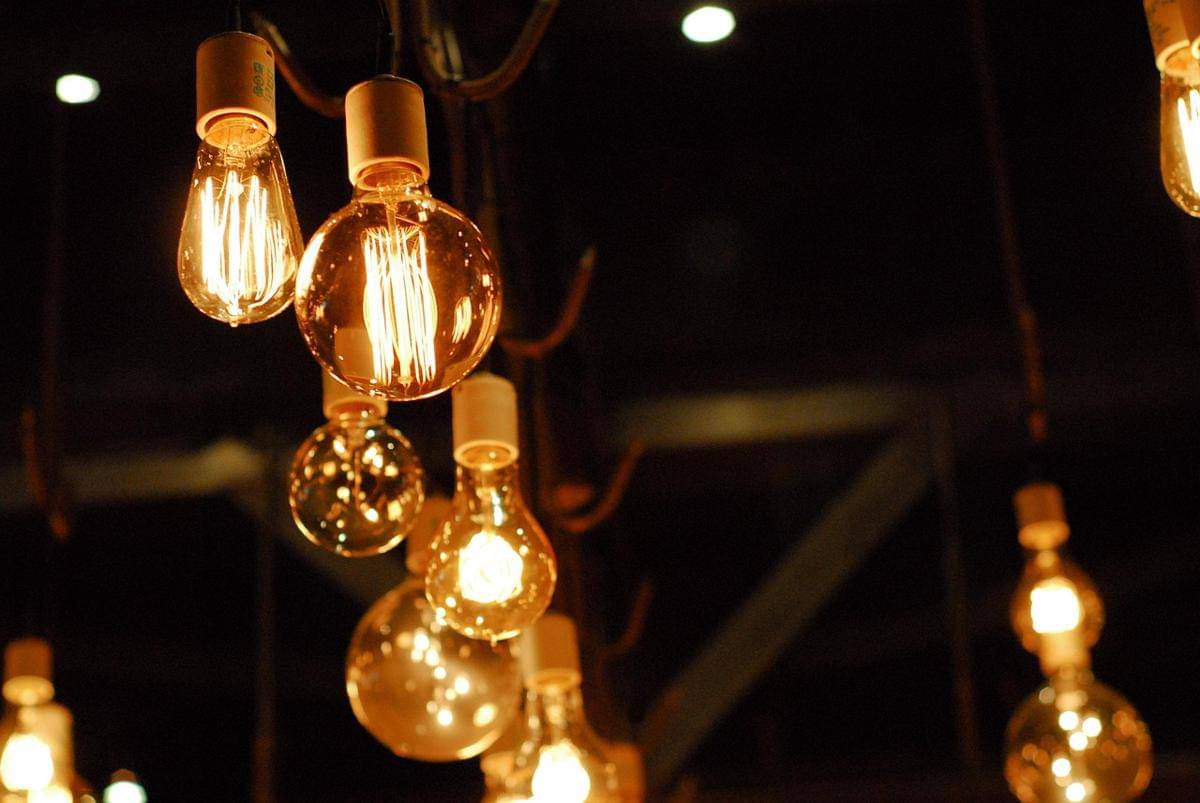 Ilustrasi lampu berwarna amber