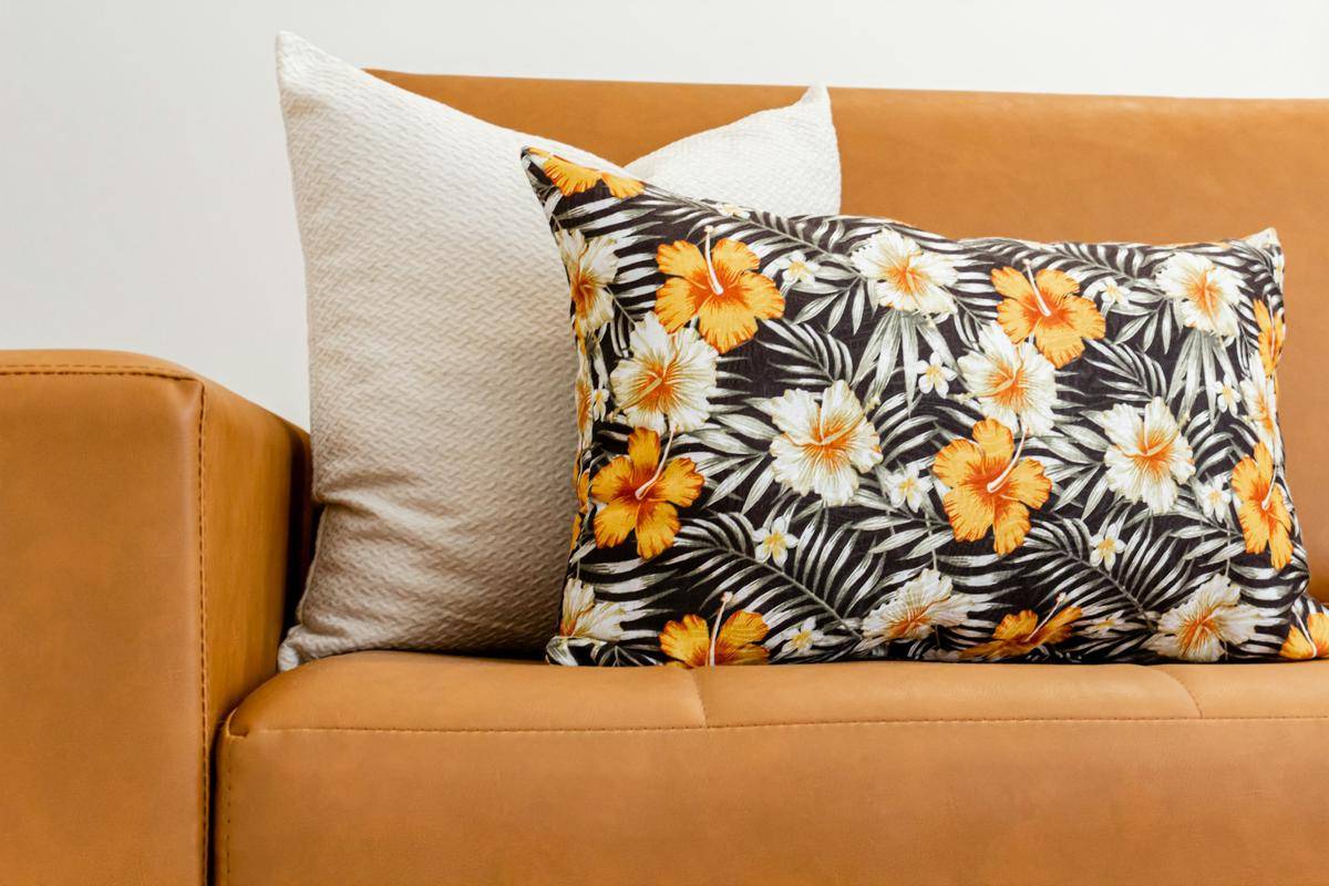 ilustrasi motif bunga pada bantal sofa 