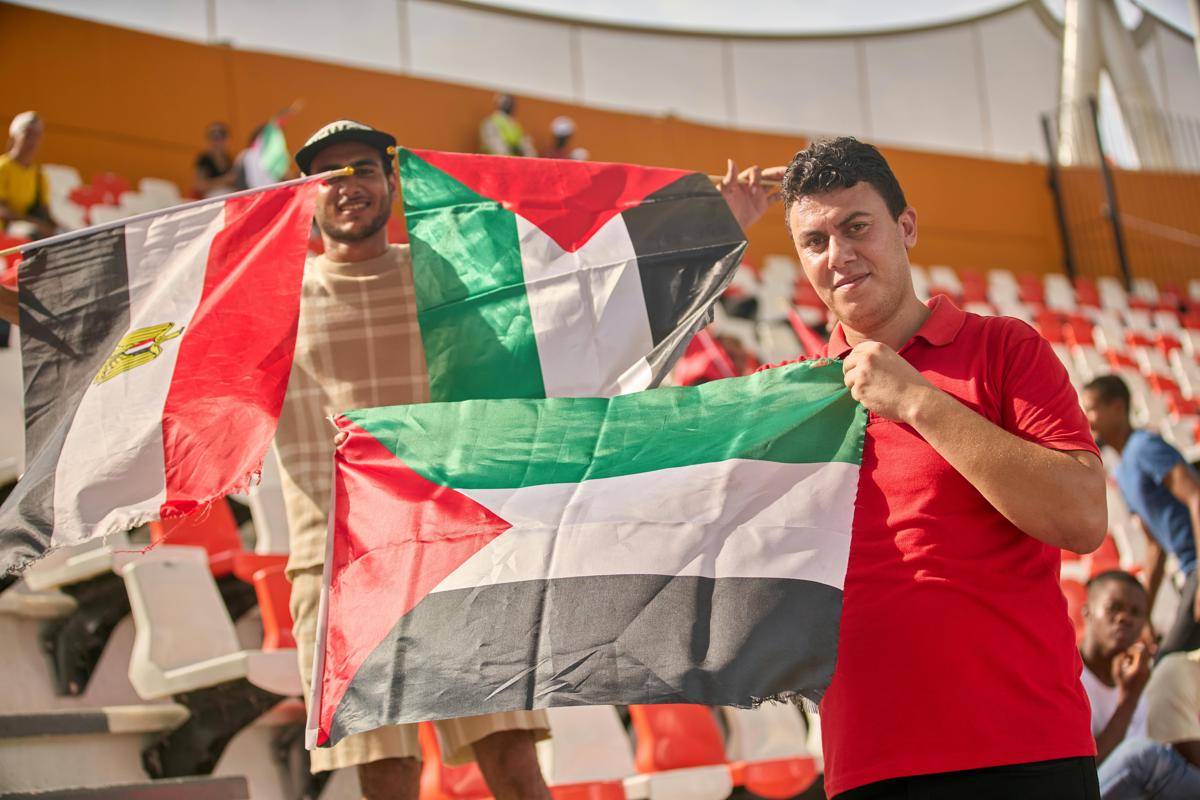 pria memegang bendera Palestina (pexels.com/Adera Abdoulaye Dolo)
