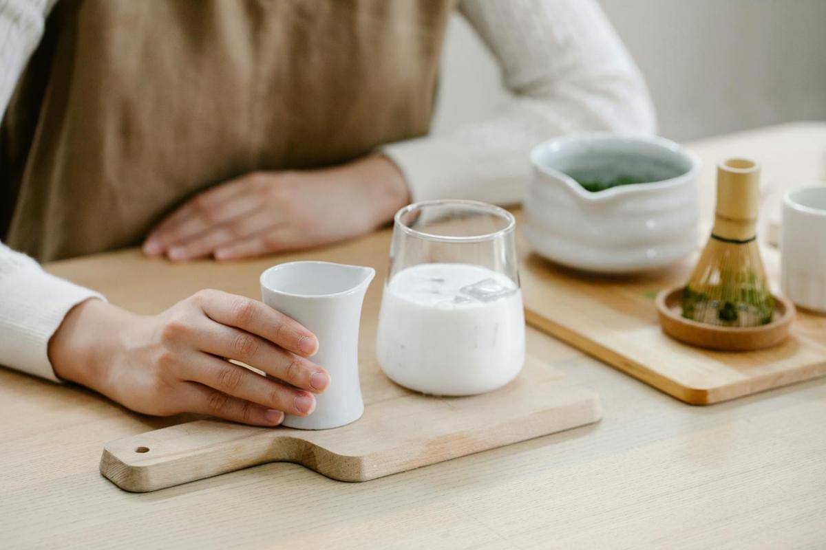 ilustrasi bahan dirty matcha latte (pexels.com/Anna Pou)