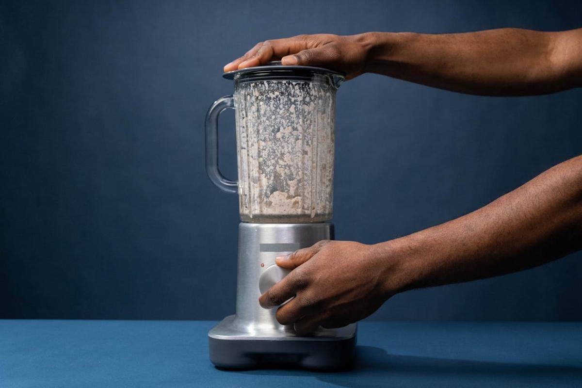 ilustrasi almond yang diblender sampai halus 