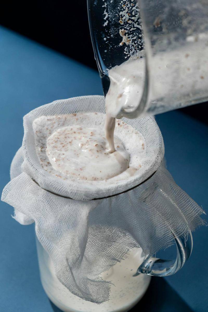 ilustrasi menyaring almond yang sudah diblender