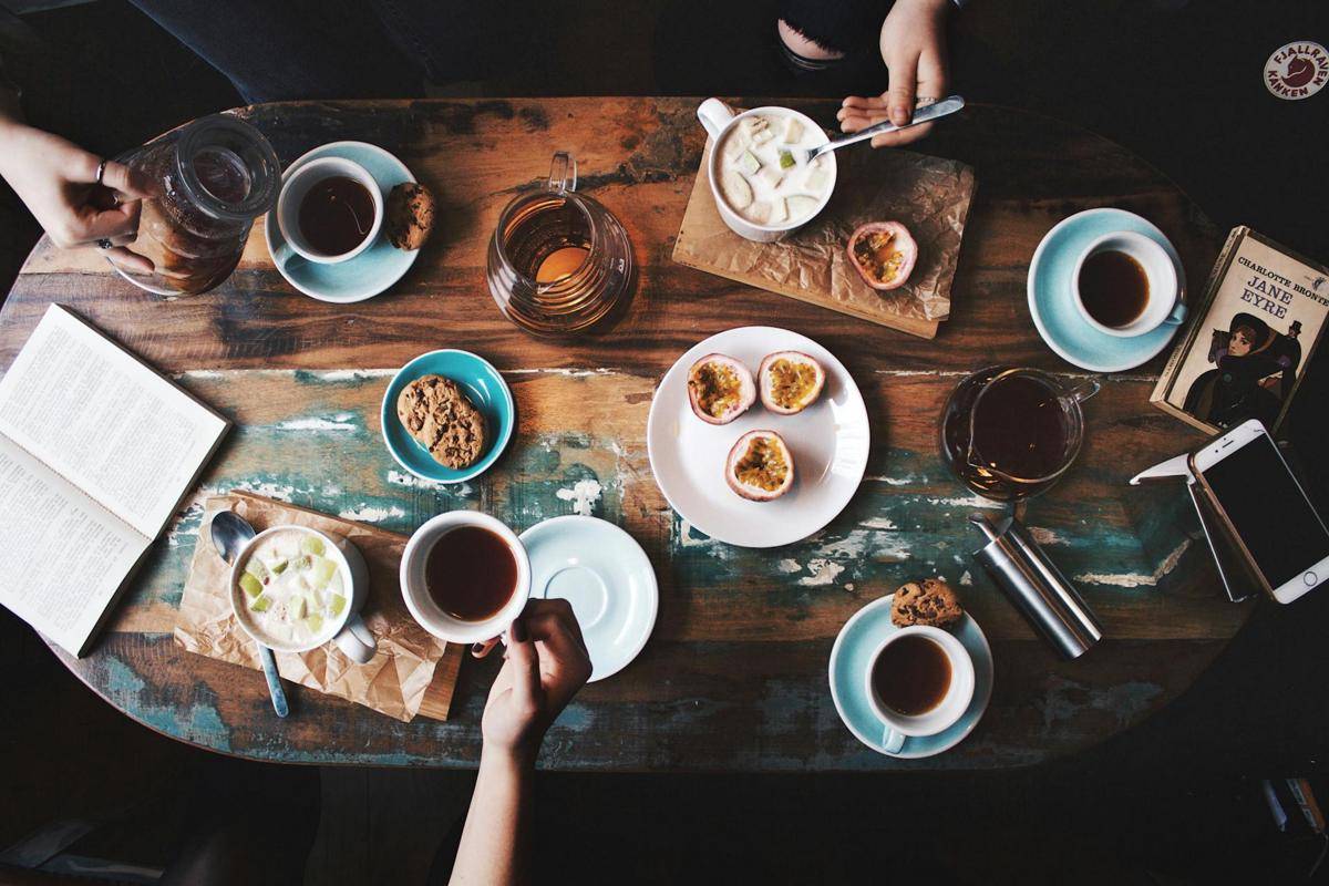 orang-orang yang sedang meminum kopi (pexels.com/Viktoria Alipatova)