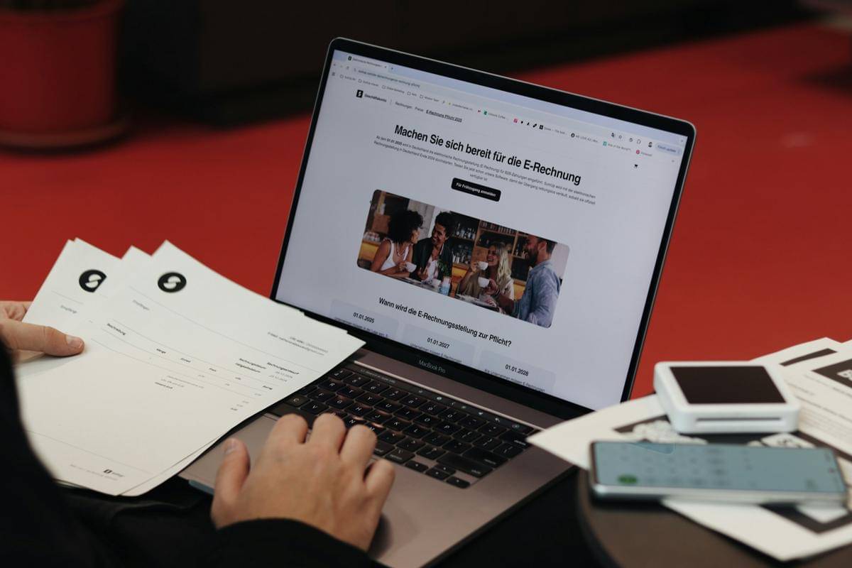 ilustrasi melakukan pencarian informasi di internet