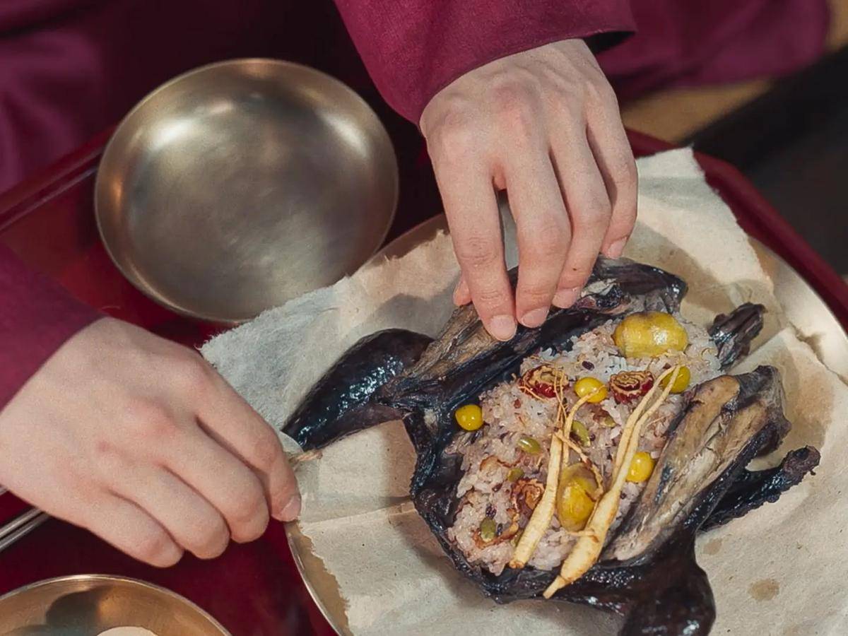 Wild Ginseng Black Chicken Samgyetang (dok. Netflix/Bon Appétit, Your Majesty)