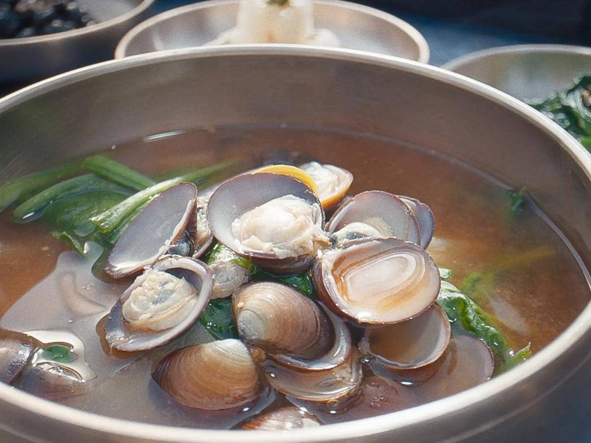 ilustrasi clam spinach doenjang soup ala Bon Appétit, Your Majesty