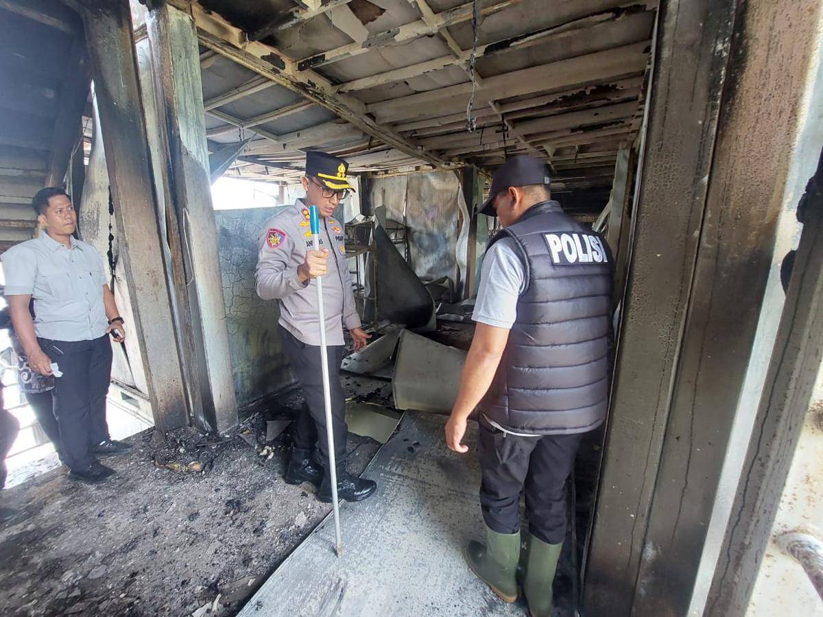  Polres Penajam Paser Utara (PPU) mengamankan Tempat Kejadian Perkara (TKP) kebakaran Hunian Pekerja Konstruksi (HPK) Tower Nusa Indah 14 site 1A di Ibu Kota Nusantara (IKN), Kamis (2/10/2025).