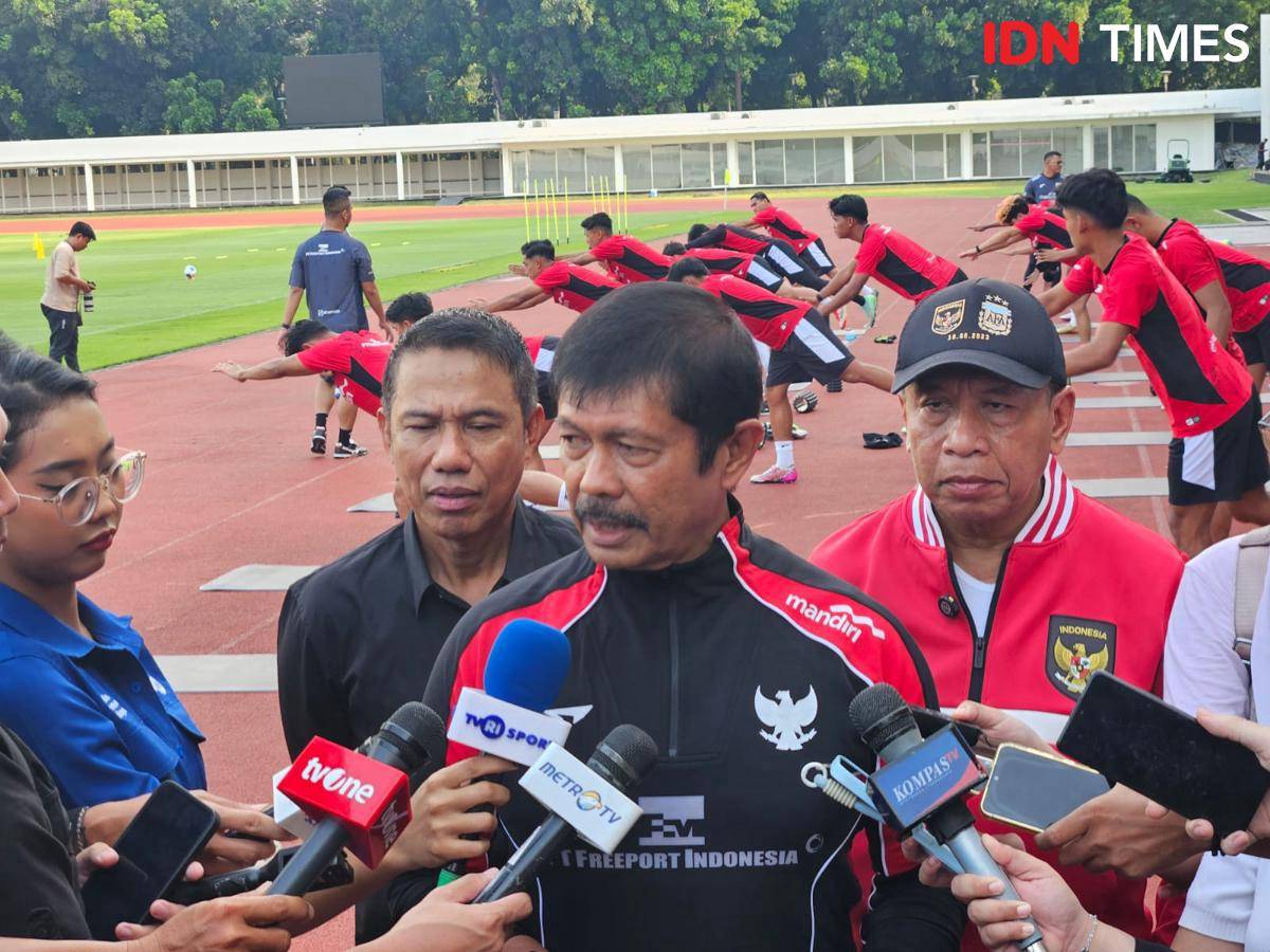 Pelatih Timnas U-23 untuk SEA Games 2025, Indra Sjafri di Stadion Madya, Jumat (3/10/2025). (IDN Times/Tino).