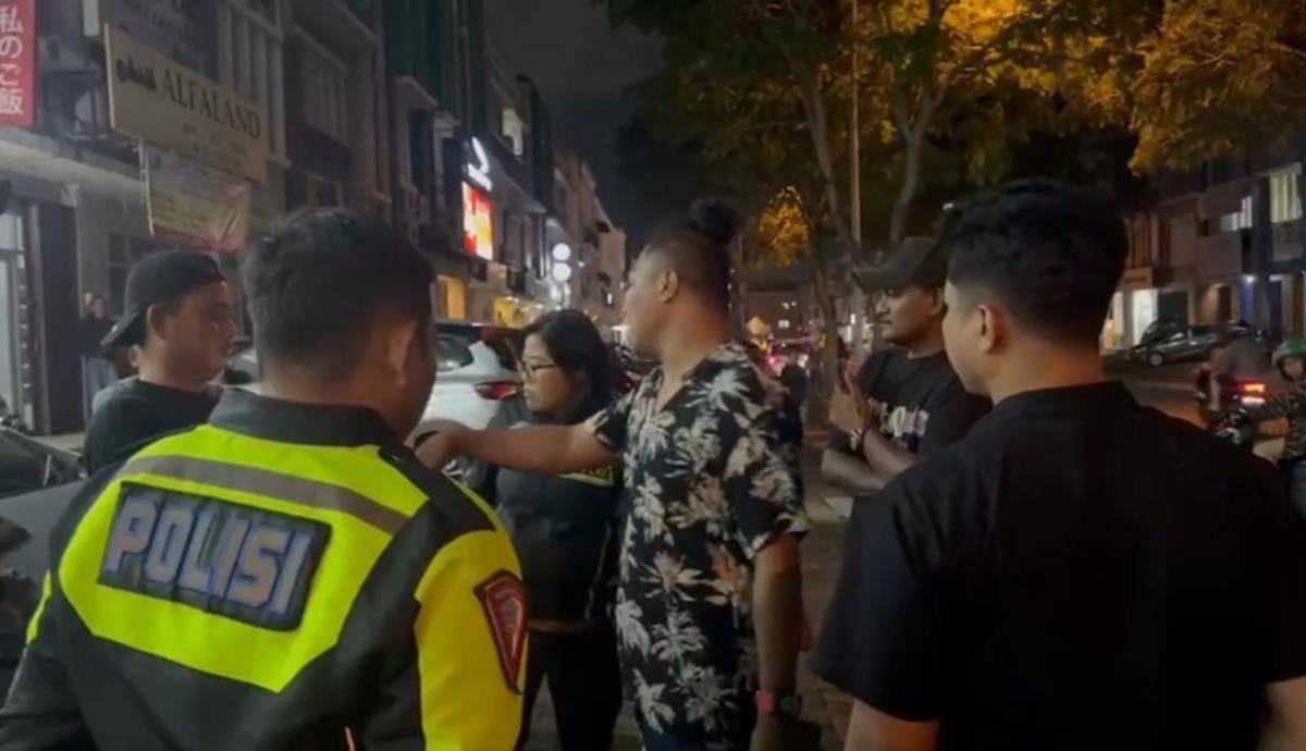 Polwan dimaki debt collector di Gading Serpong 