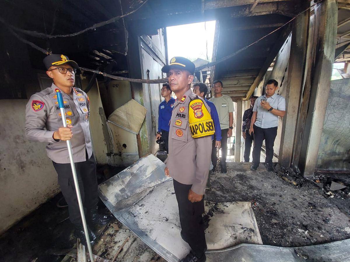  Polres Penajam Paser Utara (PPU) mengamankan Tempat Kejadian Perkara (TKP) kebakaran Hunian Pekerja Konstruksi (HPK) Tower Nusa Indah 14 site 1A di Ibu Kota Nusantara (IKN).