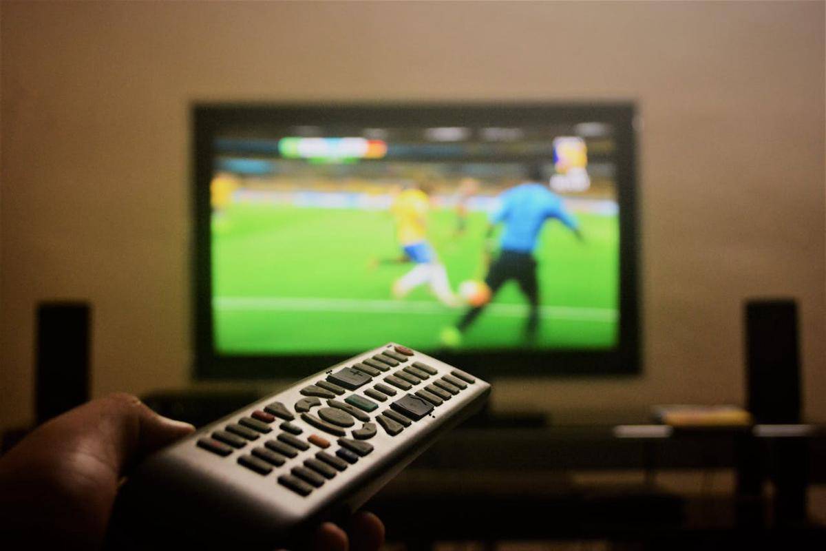 menonton bola di tv