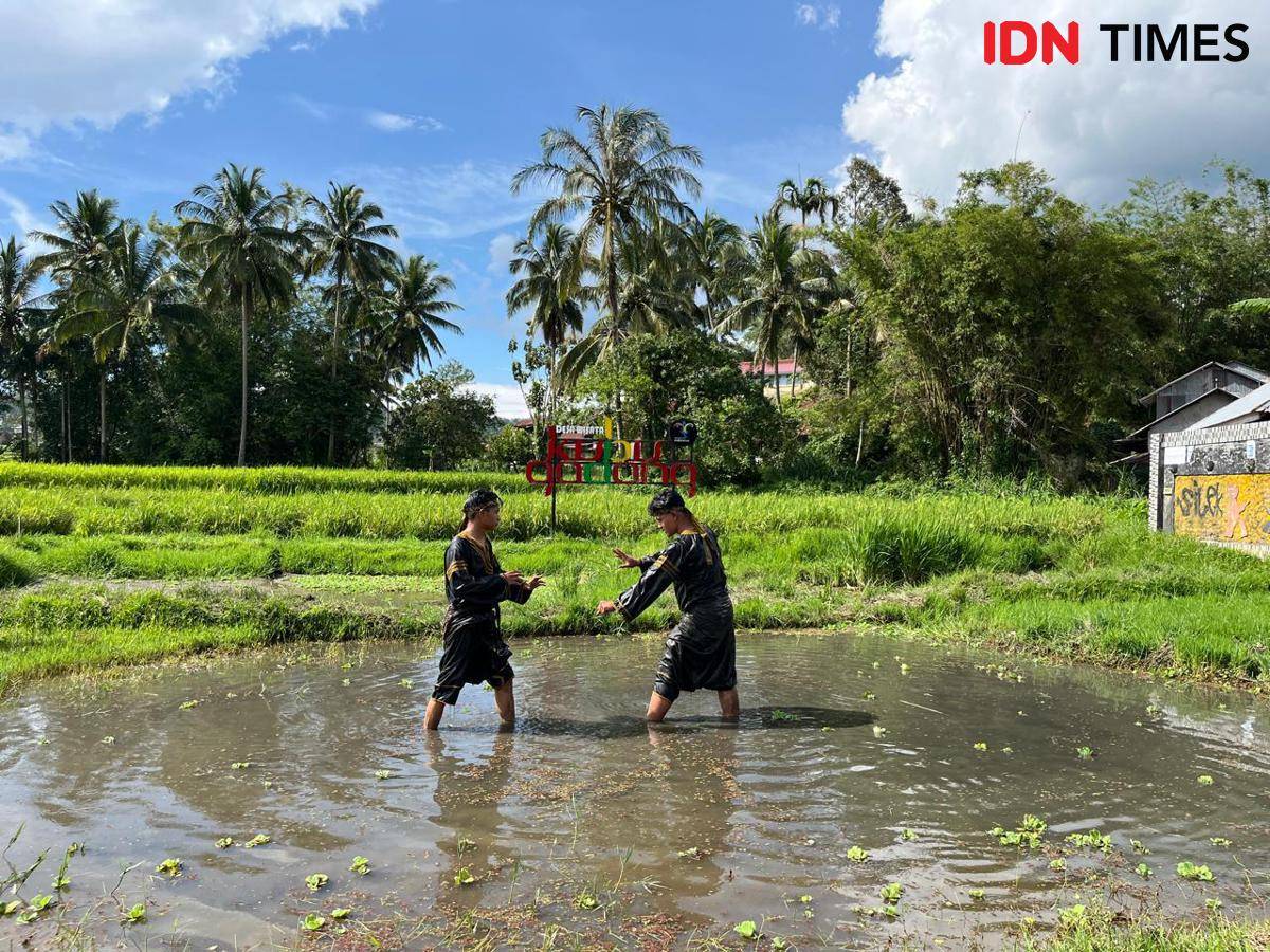 Silek Lanyah (silat dalam lumpur) di Desa Wisata Kubu Gadang, Padang Panjang, Sumatra Barat