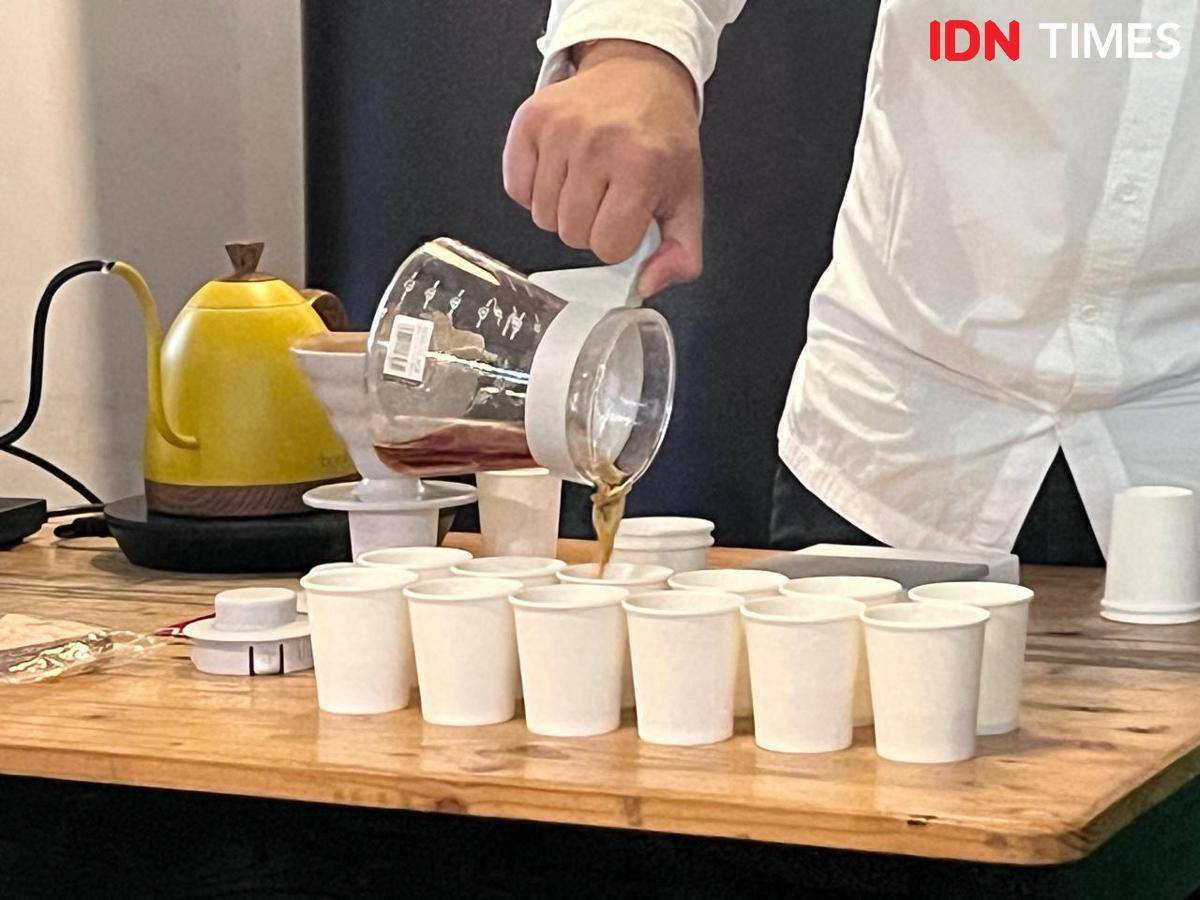 Potret membuat kopi excelsa