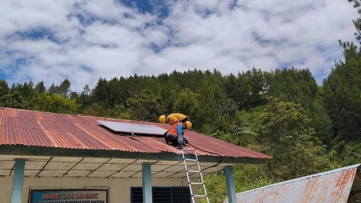 Petugas PLN tengah memasang panel surya SuperSUN di SDK 014 Sokbok, Kabupaten Mamasa. (Dok. Istimewa)