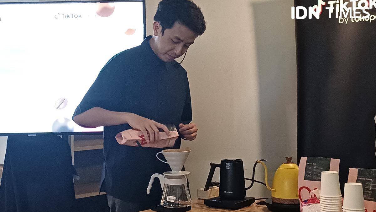 Potret Ryan Wibawa membuat kopi excelsa, Bandung