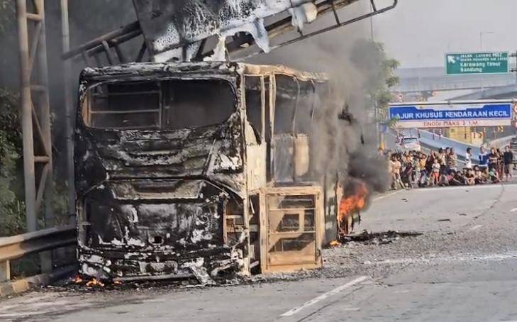 Bus Damri terbakar di Tol JORR Jatiasih, Jumat (3/10/2025). (Dok. Istimewa)