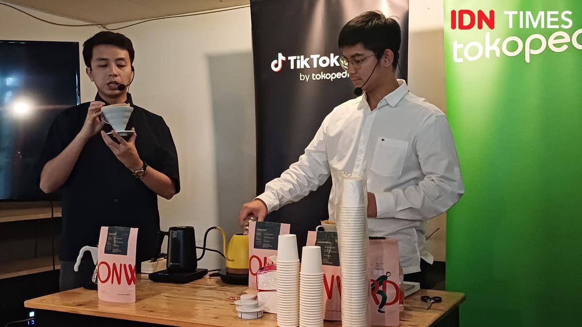 Potret Ryan Wibawa membuat kopi excelsa, Bandung