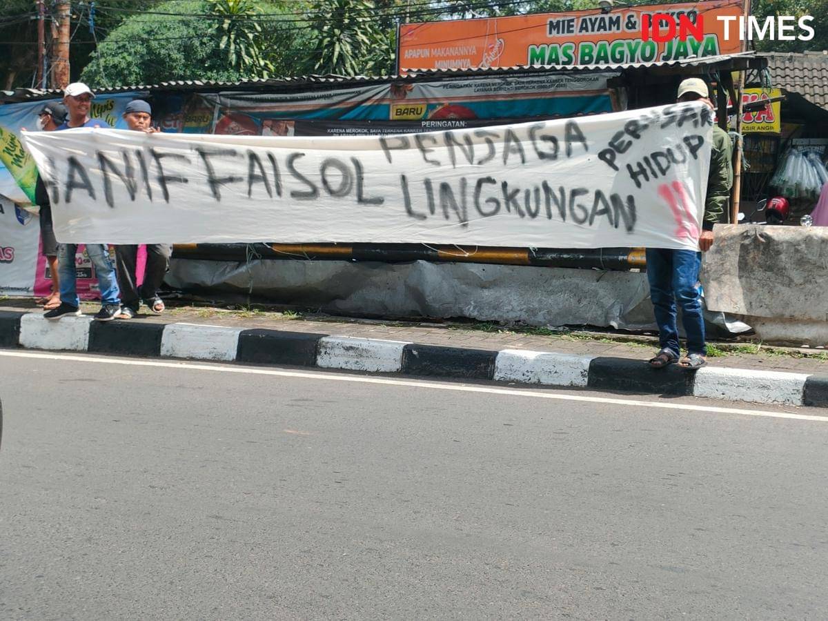 Warga korban PHK Hotel dan wisata di Puncak Bogor dampak segel izin lingkungan oleh KLH mengadakan demo di Jalan Selarong, Simpang Pasir Angin, Megamendung, Kabupaten Bogor, Jawa Barat, Jumat (3/10/2025) pagi, menunggu Menteri Hanif melintas. (IDN Times/Linna Susanti)