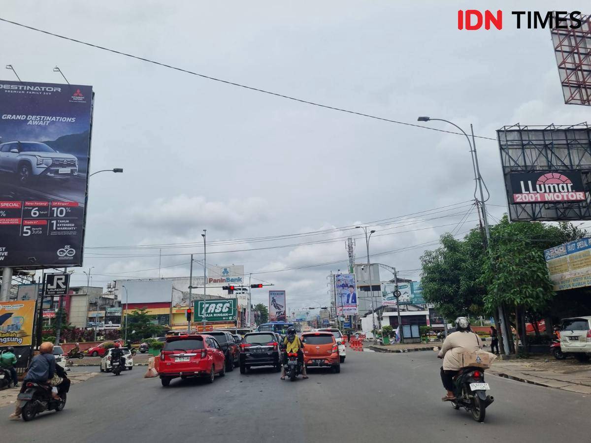 Uji coba jalan satu arah di Jalan AKBP Cek Agus Palembang sepanjang kawasan Simpang Golf-Patal (IDN Times/Rangga Erfizal)