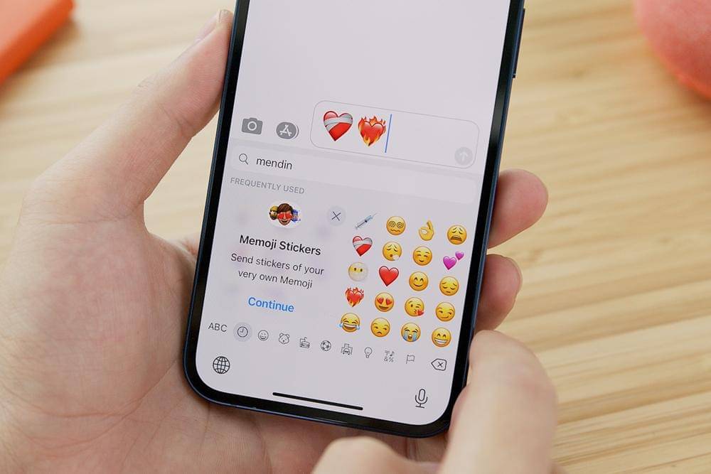 Emoji 🤧 Artinya