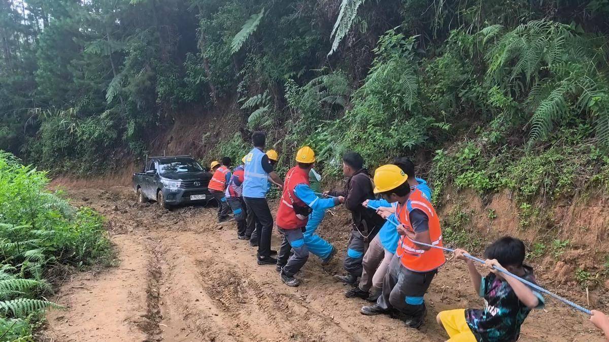 Medan berat yang dilalui petugas PLN untuk melistriki sekolah di Kabupaten Mamasa, Sulawesi Barat. (Dok. Istimewa)