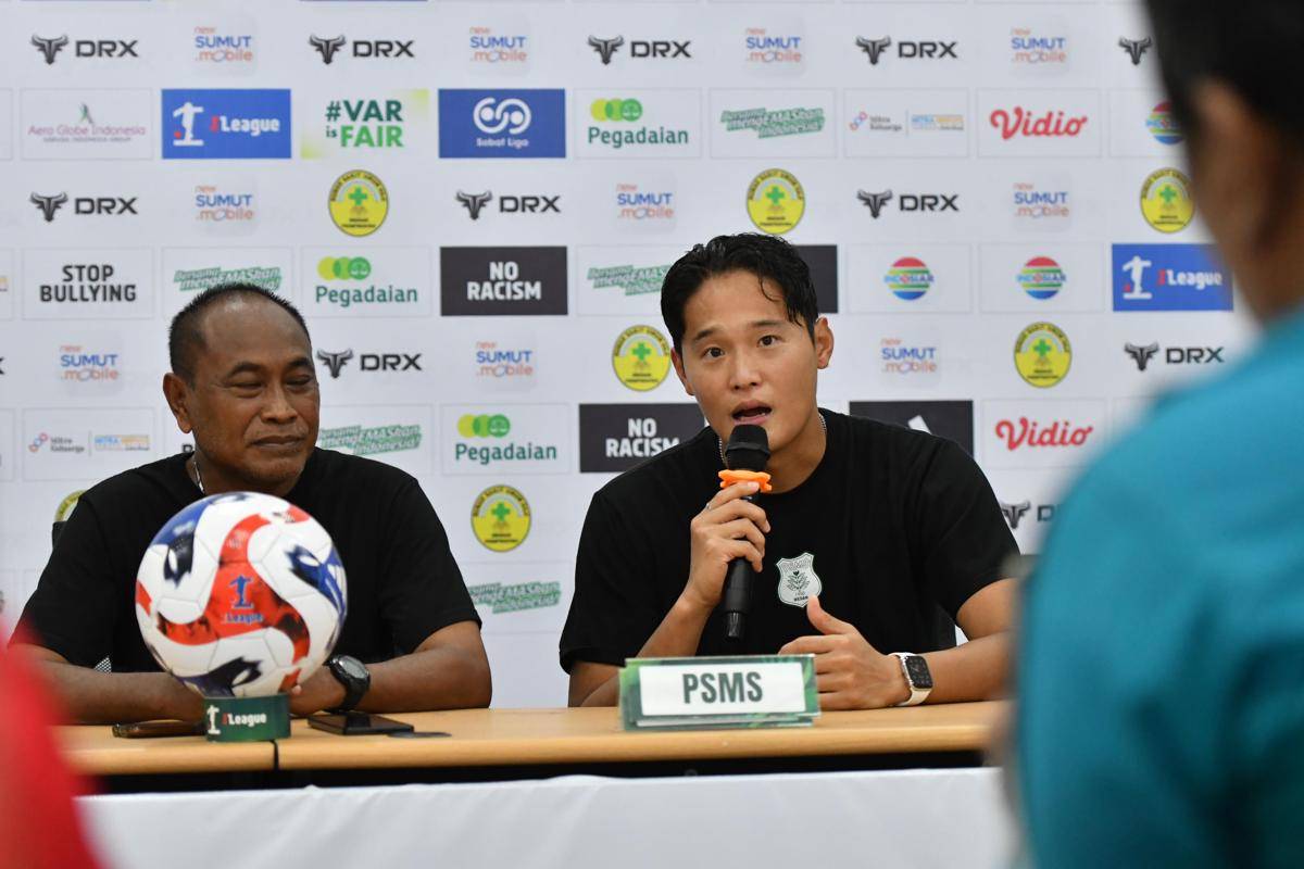 Pelatih PSMS Kas Hartadi (kiri) dan Kapten Kim Jeung-ho jelang hadapi Sriwijaya FC (dok.PSMS)