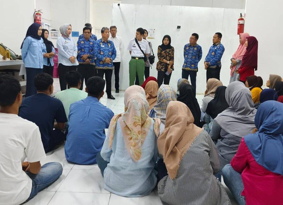 Satgas Kabupaten OKI bersama Komite Pengawasan Program Gizi (KPPG) Palembang turun langsung melakukan peninjauan ke Dapur di Desa Menang Raya. (Dok. Pemkab OKI)