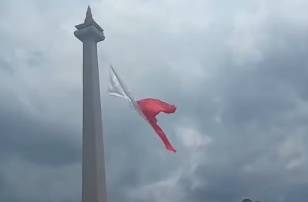 Bendera Merah Putih Robek