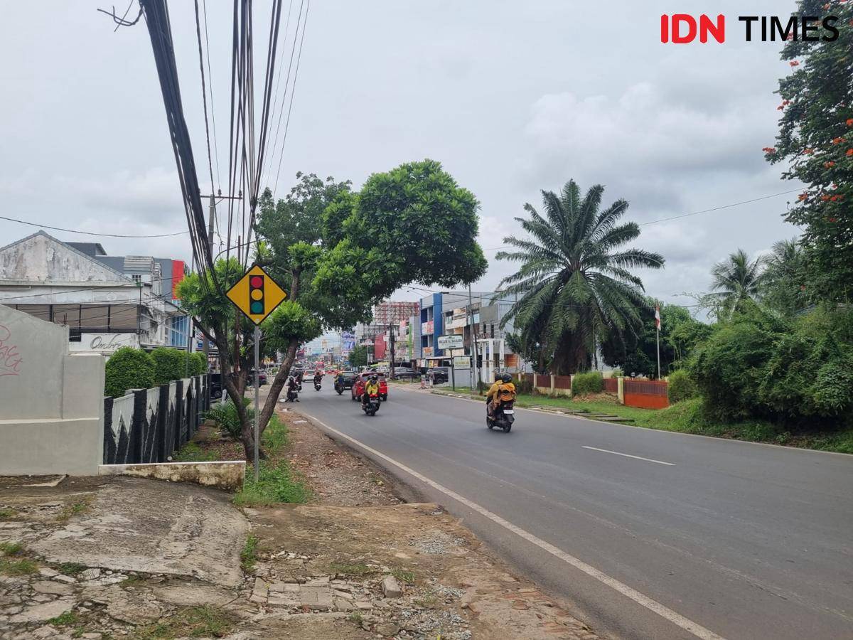 Uji coba jalan satu arah di Jalan AKBP Cek Agus Palembang sepanjang kawasan Simpang Golf-Patal (IDN Times/Rangga Erfizal)