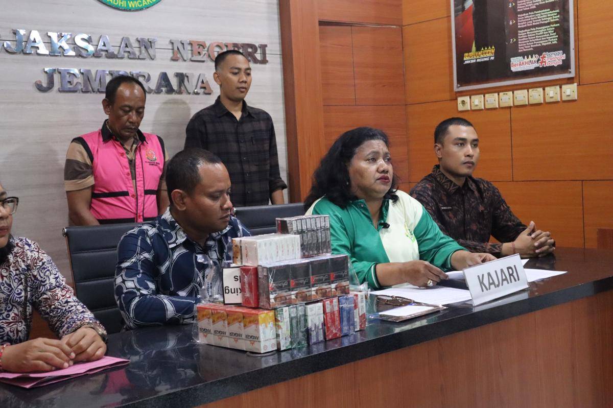 Kejaksaan Negeri (Kejari) Jembrana telah menerima penyerahan tersangka dan barang bukti (Tahap II) dari Penyidik Bea dan Cukai Denpasar pada hari Jumat (3/10/2025).